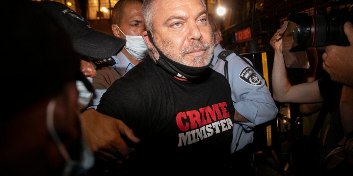 גונן בן יצחק בעת המעצר בשבת | צילום: אוליבייה פיטוסי, פלאש 90