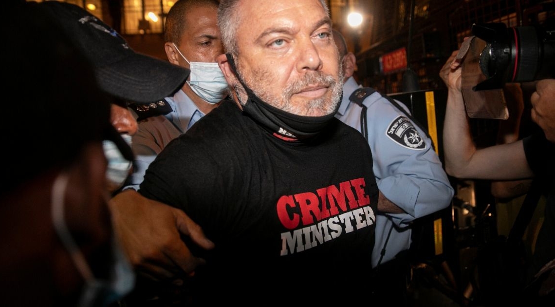 גונן בן יצחק בעת המעצר בשבת | צילום: אוליבייה פיטוסי, פלאש 90