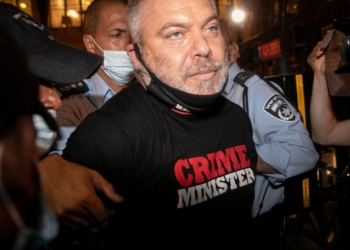 גונן בן יצחק בעת המעצר בשבת | צילום: אוליבייה פיטוסי, פלאש 90