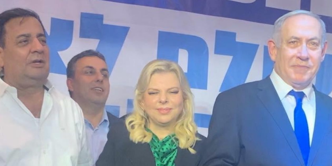 הזוג נתניהו עם אמנון בן עמי מימין בקצה | צילום מסך: עמוד הפייסבוק אמנון בן עמי למען המדינה
