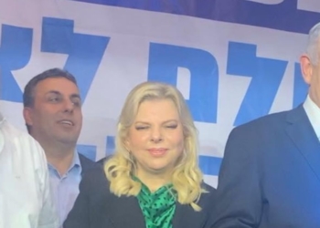 הזוג נתניהו עם אמנון בן עמי מימין בקצה | צילום מסך: עמוד הפייסבוק אמנון בן עמי למען המדינה