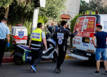 אנשי זק"א נושאים את גופותיהם של בני זוג בשנות ה80 לחייהם שנמצאו מתים בביתם בגבעון החדשה | צילום: אוליביה פיטוסי לפלאש90