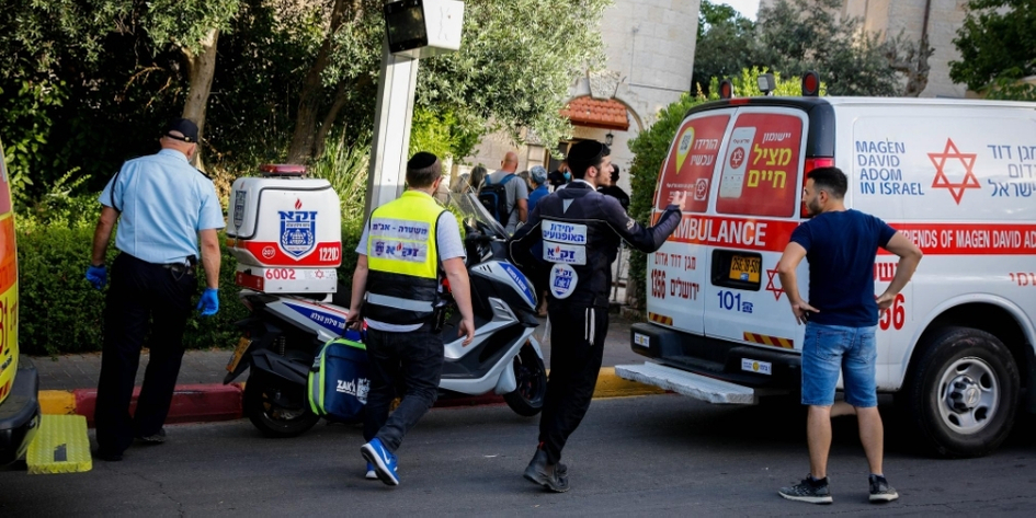 אנשי זק"א נושאים את גופותיהם של בני זוג בשנות ה80 לחייהם שנמצאו מתים בביתם בגבעון החדשה | צילום: אוליביה פיטוסי לפלאש90