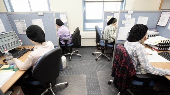 נשים חרדיות בעבודה (למצולמות אין קשר לכתבה) | צילום: פלאש 90