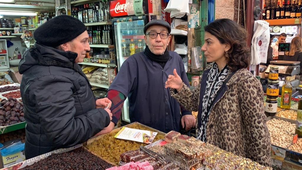 יו"ר ועד סוחרי מחנה יהודה החדשה, טלי פרידמן בסיור בשוק