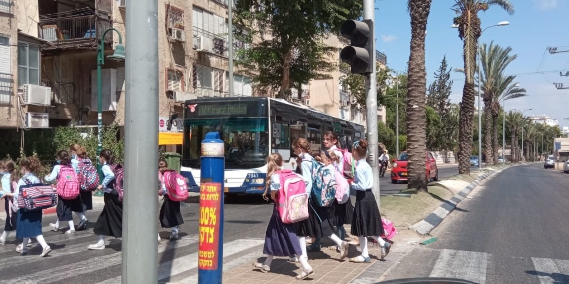 תלמידות חוזרות מבית הספר בבני ברק