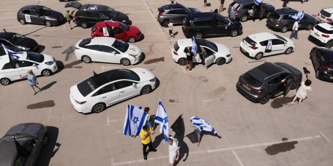 מחאת הדגלים השחורים אתמול בסינמה סיטי | צילום: הדגלים השחורים