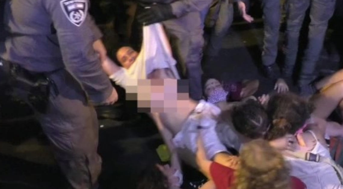 פינוי בהפגנת בלפור ב29 לאוגוסט | צילום: ניר גונטז', הארץ