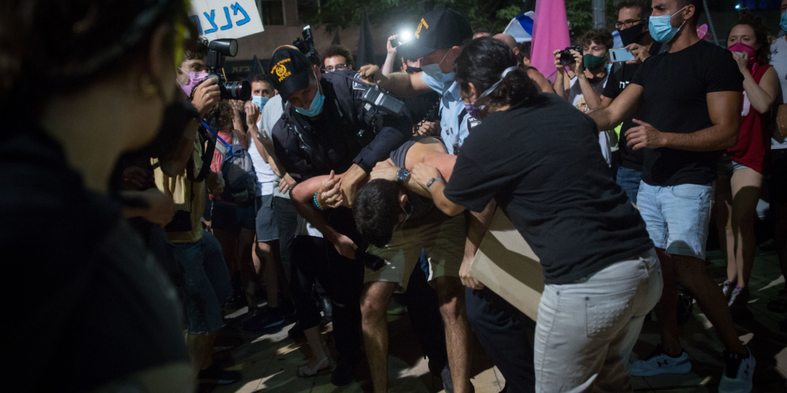 מעצר בכיכר הבימה בתל אביב, הפגנת מוצאי שבת ה3 לאוקטובר | צילום: מרים אלסטר לפלאש90