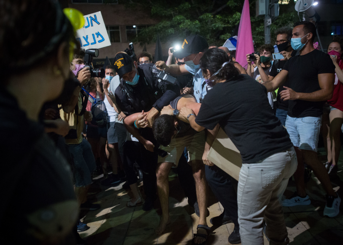 מעצר בכיכר הבימה בתל אביב, הפגנת מוצאי שבת ה3 לאוקטובר | צילום: מרים אלסטר לפלאש90