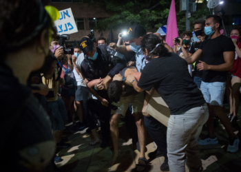 מעצר בכיכר הבימה בתל אביב, הפגנת מוצאי שבת ה3 לאוקטובר | צילום: מרים אלסטר לפלאש90