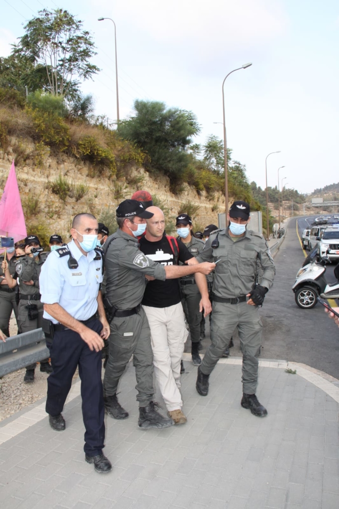 רועי פלג נעצר בצעדה בשלוי כביש 1| צילום: מיטל בן צבי