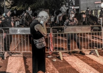 אישה במכלאה בהבימה | צילום: בן כהן