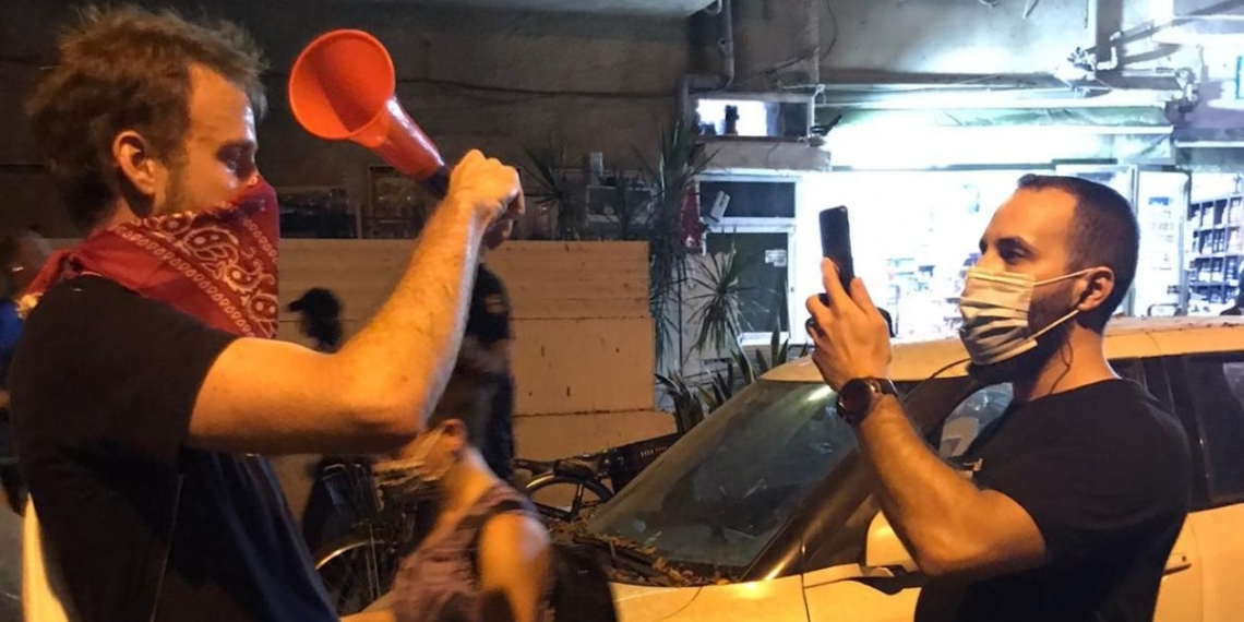 אביחי גרין מול שוטר סמוי שצילם אותו בהפגנה