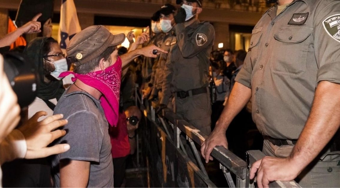 מפגינים כלואים בתל אביב, במתחם שסגרה המשטרה. צילום: איתי רון