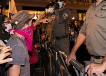 מפגינים כלואים בתל אביב, במתחם שסגרה המשטרה. צילום: איתי רון