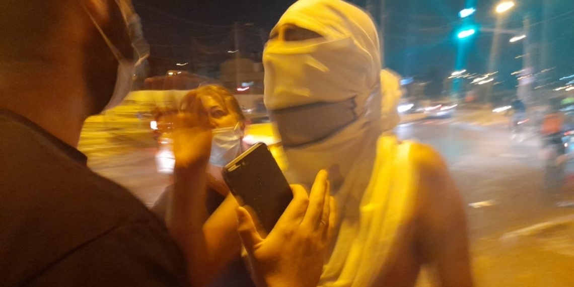 איש רעול פנים תוקף מפגינים אמש בצומת פת בירושלים אמש