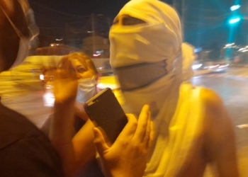 איש רעול פנים תוקף מפגינים אמש בצומת פת בירושלים אמש