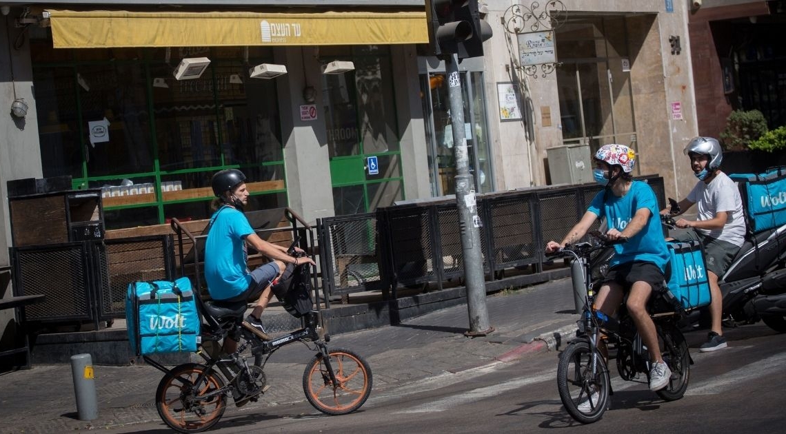 שליחי וולט בתל אביב (למצולמים אין קשר לכתבה) | צילום: מרים אלסטר, פלאש 90