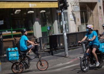 שליחי וולט בתל אביב (למצולמים אין קשר לכתבה) | צילום: מרים אלסטר, פלאש 90