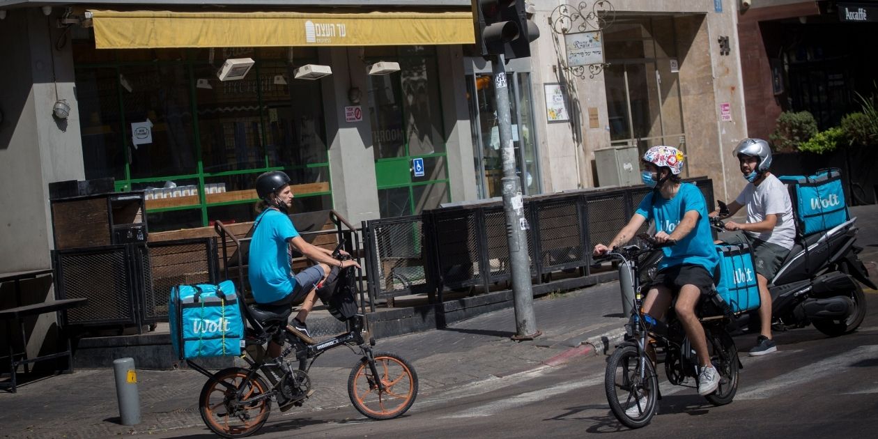 שליחי וולט בתל אביב (למצולמים אין קשר לכתבה) | צילום: מרים אלסטר, פלאש 90