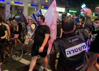 שוטר מצלם מפגינים בצעדה בתל אביב | שימוש לפי סעיף 27 א׳ לחוק זכויות יוצרים