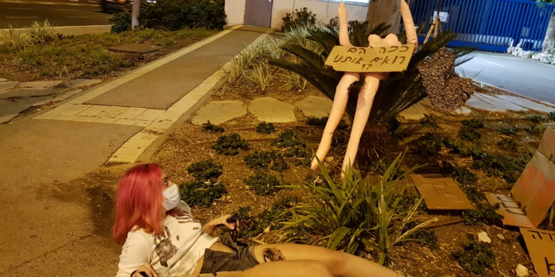 מיצג שהכינו חבריה של טלי בכניסה לתחנת משטרת זבולון