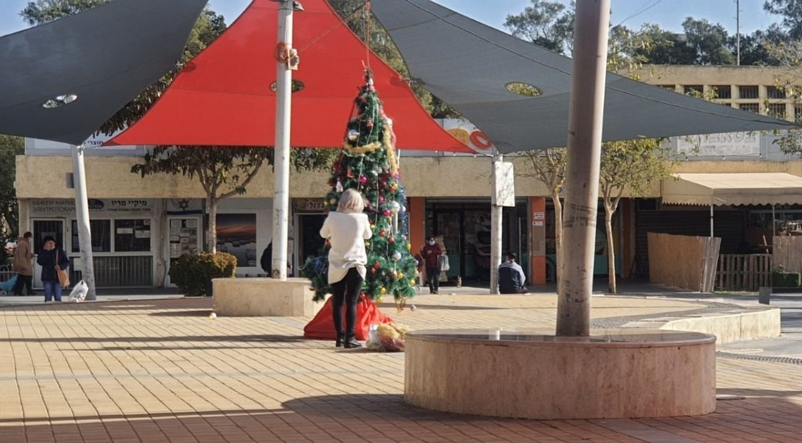 עץ האשוח החדש שהוצב בערד, בעקבות ההצתה. צילום: עיתון הצבי