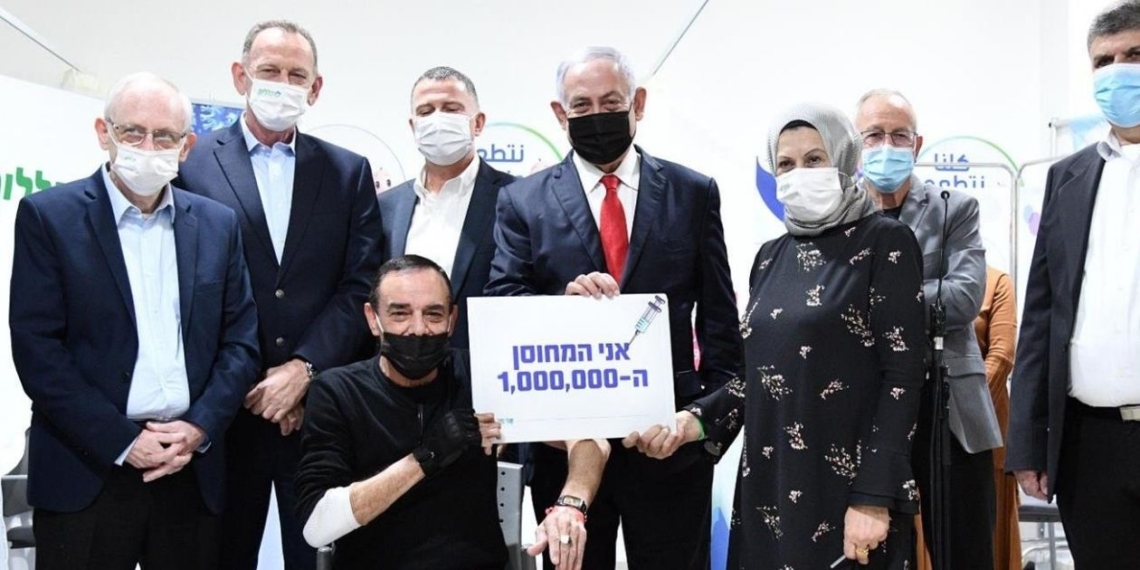 נתניהו עם המתחסן המיליון באום אל פאחם בשישי | צילום: לע"מ