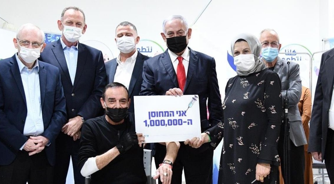 נתניהו עם המתחסן המיליון באום אל פאחם בשישי | צילום: לע"מ