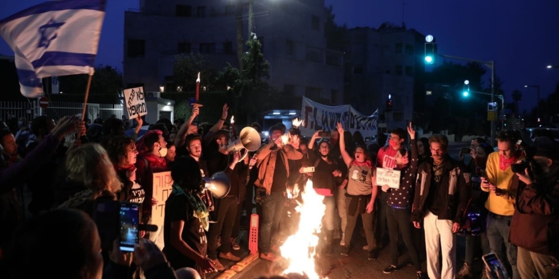 ההפגנה הבוקר מול מעון ראש הממשלה | צילום: מולי גולדברג