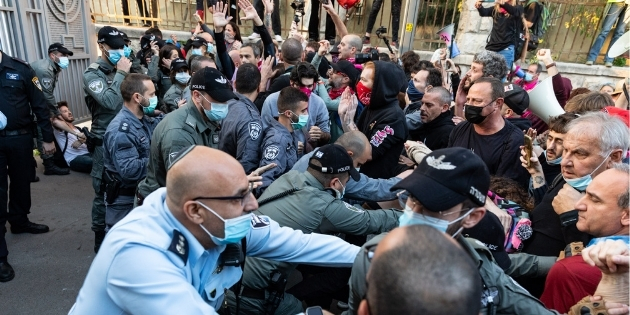 שוטרים הודפים מפגינים מבית ראש הממשלה ביום שבת האחרון, זיו ברטפלד נעצר | צילום: מולי גולדברג