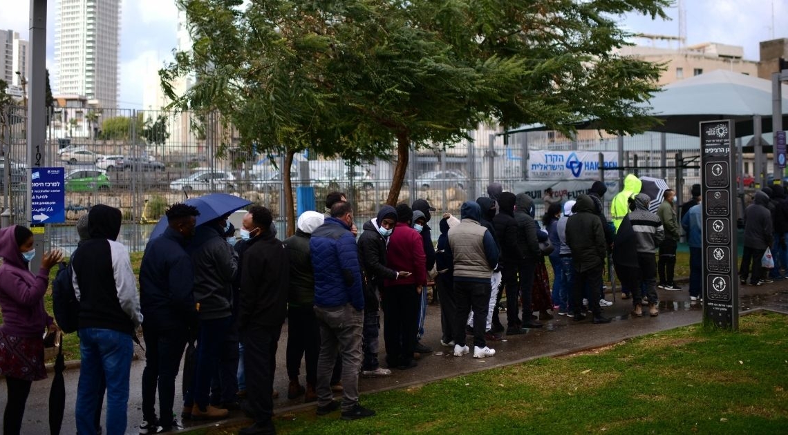 התור לתחנת החיסונים בדרום תל אביב לחסרי מעמד | צילום: תומר נויברג, פלאש 90