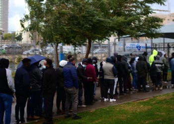 התור לתחנת החיסונים בדרום תל אביב לחסרי מעמד | צילום: תומר נויברג, פלאש 90