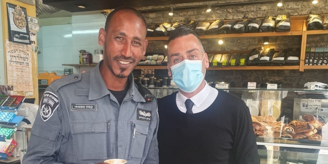 עו"ד ג'ורנו והשוטר התובע קסה סטפהון | צילום: פייסבוק ג'ורנו לפי סעיף 18 חוק זכויות יוצרים