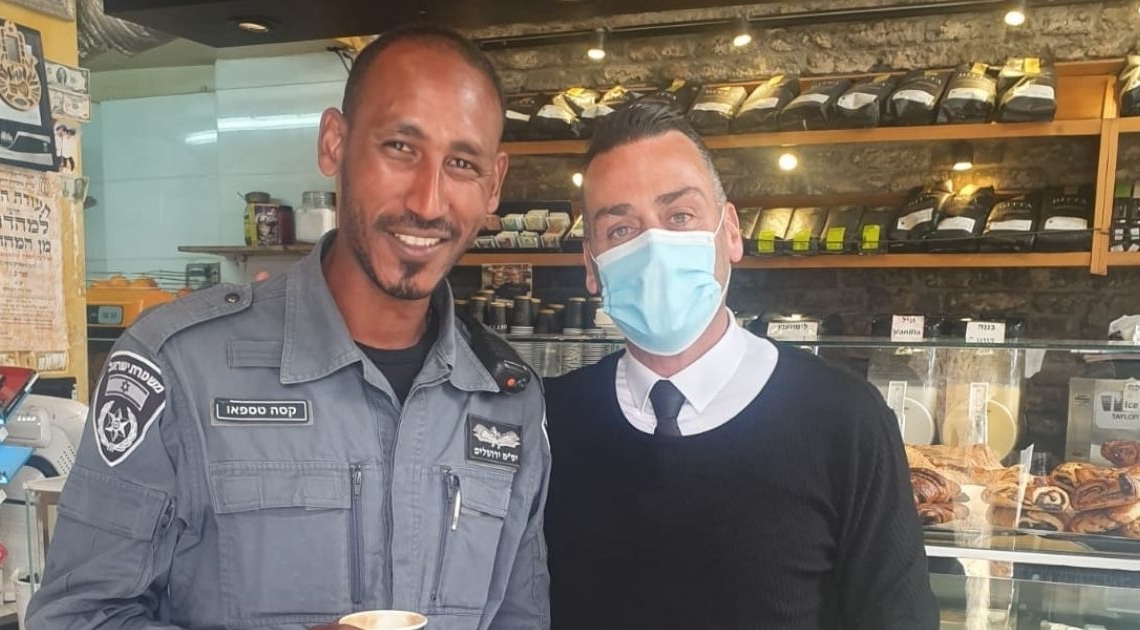 עו"ד ג'ורנו והשוטר התובע קסה סטפהון | צילום: פייסבוק ג'ורנו לפי סעיף 18 חוק זכויות יוצרים