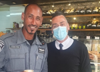 עו"ד ג'ורנו והשוטר התובע קסה סטפהון | צילום: פייסבוק ג'ורנו לפי סעיף 18 חוק זכויות יוצרים