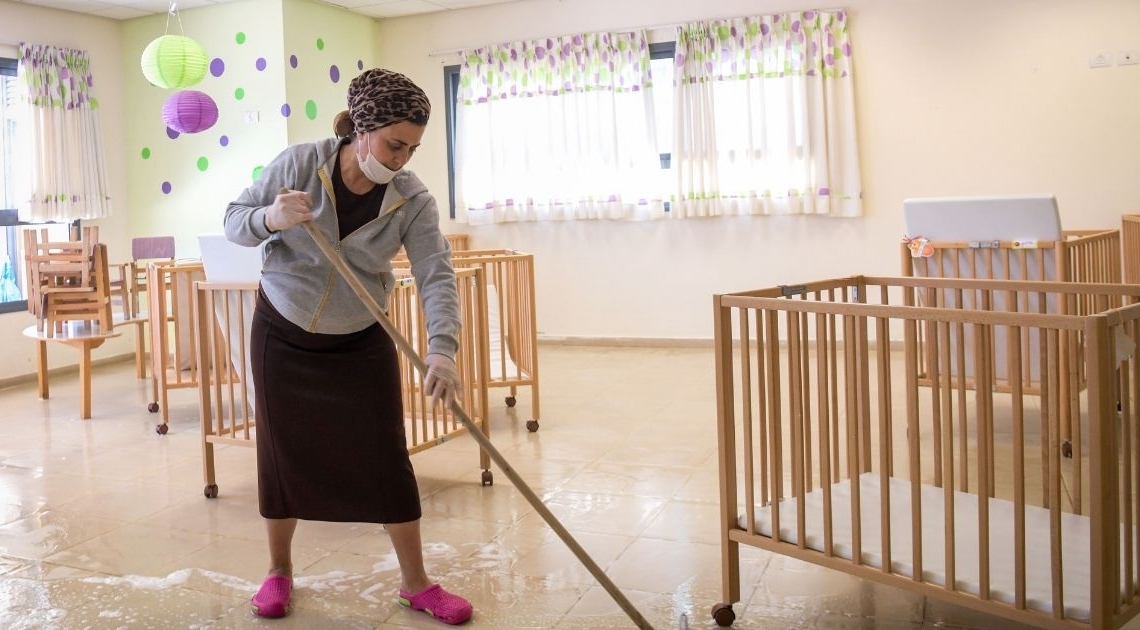 עובדת בגן במודיעין (למצולמת אין קשר לכתבה) | יוסי זליגר, פלאש 90