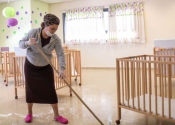 עובדת בגן במודיעין (למצולמת אין קשר לכתבה) | יוסי זליגר, פלאש 90