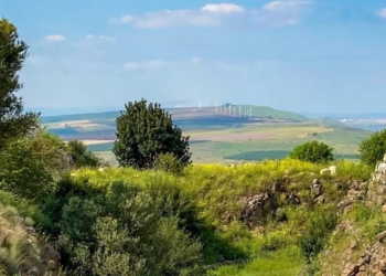 אנרגיות טובות: המבצר הצלבני עם הנוף המרהיב אל תחנת רוטנברג והטורבינות הסיניות