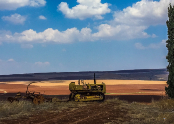 מימין: אנדרטת אוגדת הפלדה, מגדל המים בבארות יצחק | צילום: גיל טבת