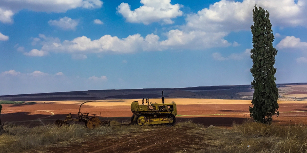 מימין: אנדרטת אוגדת הפלדה, מגדל המים בבארות יצחק | צילום: גיל טבת