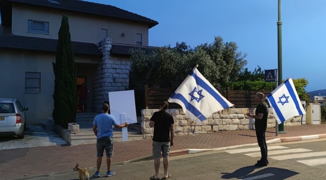 הפגנה אמש בכפר תבור מול ביתו של אחד המוכרים