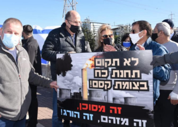 ראש עיריית ראש העין שלום בן משה וח"כ לשעבר משה יעלון בהפגנה נגד הקמת התחנה | צילום: דוברות עיריית ראש העין