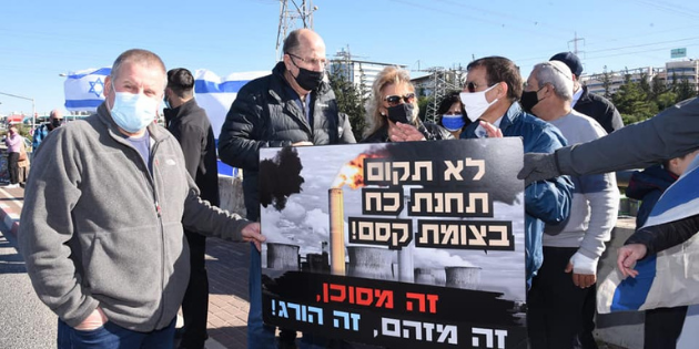 ראש עיריית ראש העין שלום בן משה וח"כ לשעבר משה יעלון בהפגנה נגד הקמת התחנה | צילום: דוברות עיריית ראש העין