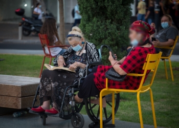 קשישות בכיכר דיזנגוף | צילום: מרים אלסטר | למצולמות אין קשר לכתבה