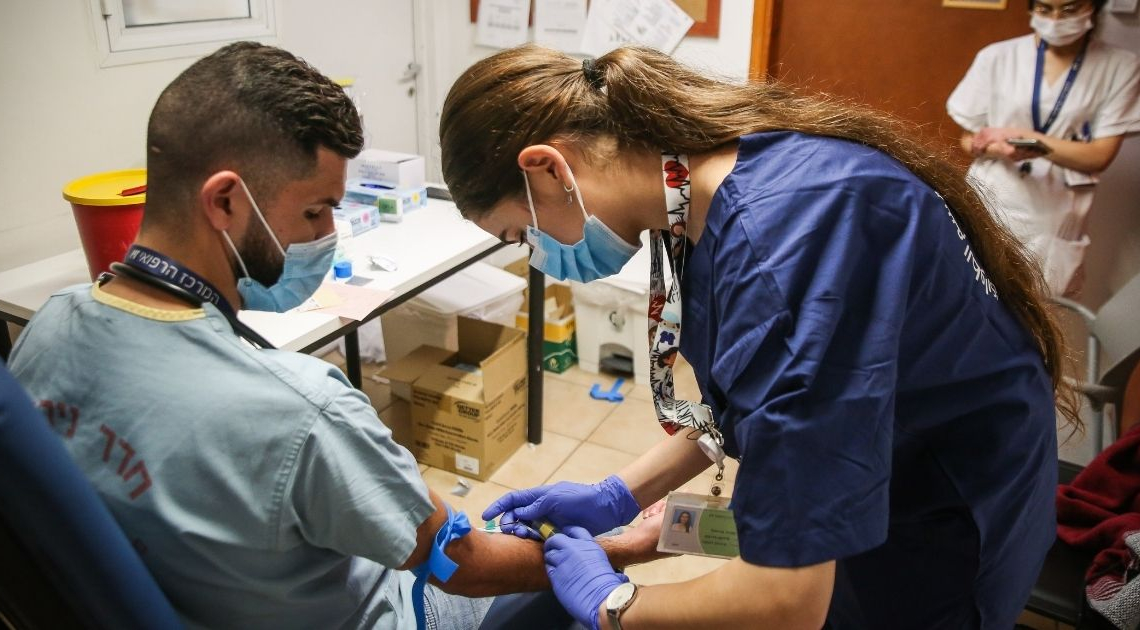 בדיקה סרולוגית בבית חולים | צילום: פלאש 90