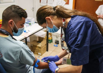 בדיקה סרולוגית בבית חולים | צילום: פלאש 90