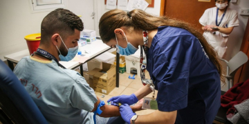 בדיקה סרולוגית בבית חולים | צילום: פלאש 90