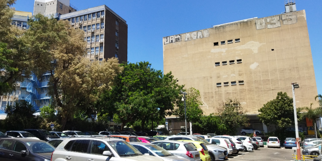 בית הקירור על רקע מגרש החניה